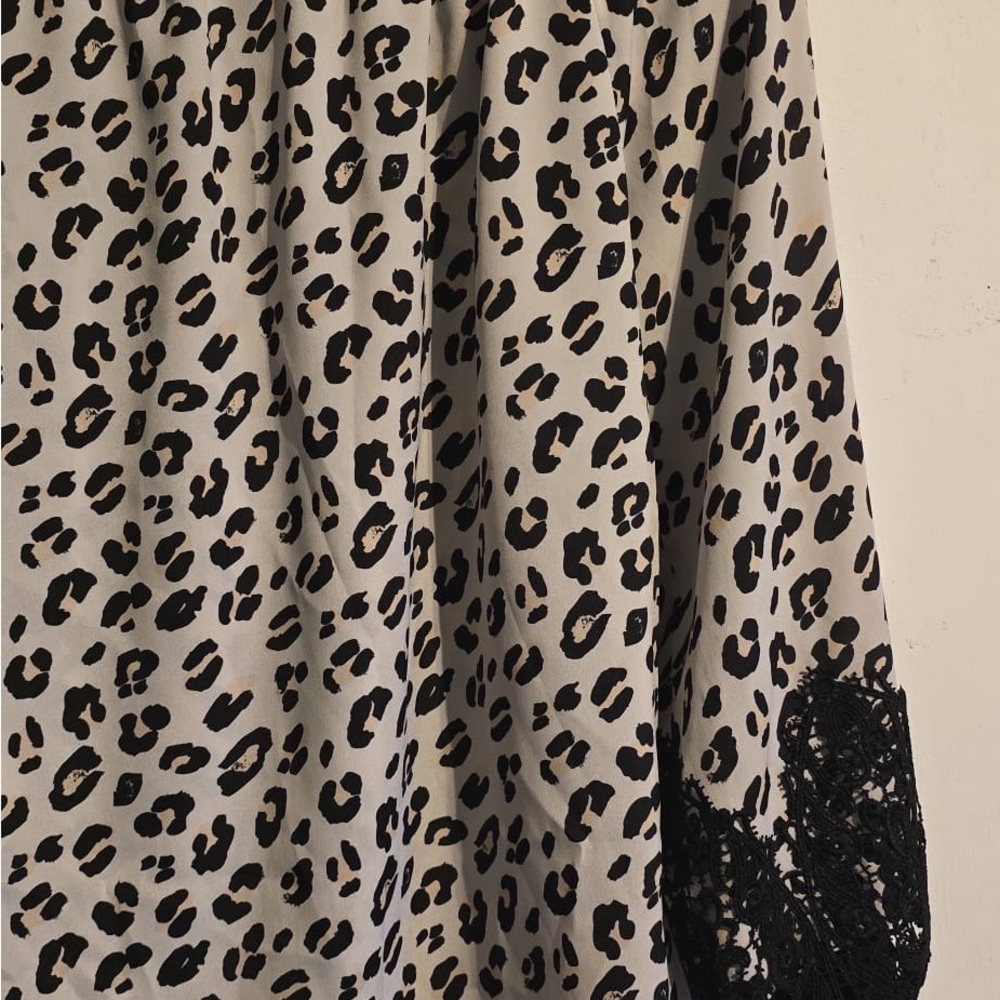 Elegant Black and White Leopard Blouse with Lace Trim - Picture 10 of 15